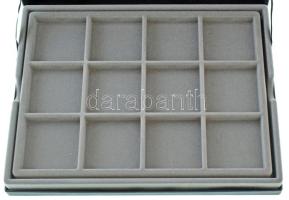 Éremtartó kazetta összesen 24 férőhellyel (50x50mm) kivehető tálcával, használt, de jó állapotban