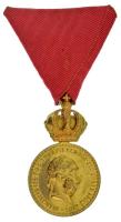 1890. "Bronz Katonai Érdemérem a katonai érdemkereszt szalagján" aranyozott bronz kitüntetés, eltérő vörös mellszalagon T:AU Hungary 1890. "Bronze Military Merit Medal on a war ribbon (Signum Laudis)" gold plated bronze decoration with not matching red ribbon C:AU NMK 245.