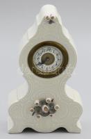 Porcelán testű óra. Kézi felhúzós szerkezettel nem jár, apró lepattanással a rózsán 23 cm