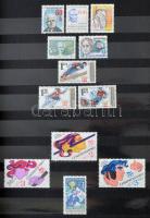 Külföldi posták ajándékai: vegyes külföldi bélyegek a 60-70es évekből kb 30 db ajándék berakóban (2 ...