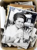 Hatalmas vegyes fotó tétel, régi és modern fotók vegyesen, változó állapotban.