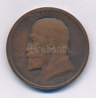 Berán Lajos (1882-1943) 1925. "Jókai Mór 1825 - 1925 / A nagy mesemondónak hálás nemzete" kétoldalas bronz emlékérem, "M. Kir. Pénzverő" gyártói jelzéssel (36mm) T:XF