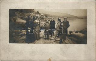 1907 Abbazia, Opatija; család a tengerparton. B.K.W.I. / a family on the seashore. photo (fl)