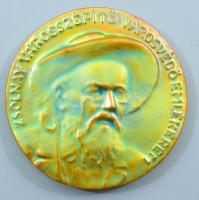 ~2000. "Zsolnay Városszépítő Városvédő Emlékérem / Pécs Város Szépítéséért és Védelméért" eozin mázas porcelán plakett, d: 10 cm
