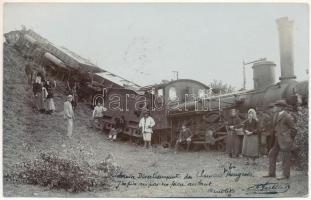 1904 Arad, Temesvár Józsefváros - Arad viszonylatú személyvonat 1904.04.18-án történt balesetének szerelvénye, vonatra vigyázó szuronyos puskájú csendőr, férfi román népviseletben, nézelődő asszonyok és helyiek, vasút, gőzmozdony / railway accident, locmotive, gendarme, local people, folklore. photo (EK)