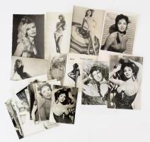 Brigitte Bardot, Gina Lollobrigida és Sophia Loren színésznőket ábrázoló fotók, fotólapok, össz. 25 db, vegyes méretben és állapotban