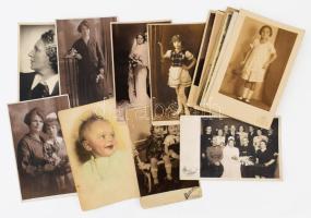 cca 1930-1940 Vegyes portrék (hölgyek, urak, gyerekek), esküvői fotók, össz. 21 db fotó és fotólap, különböző műtermekből, változó állapotban, 14x8,5 cm körül