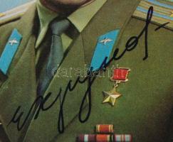 Jevgenyij Hrunov (1933-2000) szovjet űrhajós aláírása képen / Signature of Evgeniy Hrunov (1933-2000...