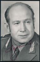 Alekszej Leonov (1934-2019) szovjet űrhajós autográf aláírása őt ábrázoló fotón, 17,5x12,5 cm / Autograph signature of Alexei Leonov (1934-2019) Soviet astronaut