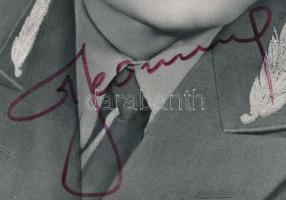 Alekszej Leonov (1934-2019) szovjet űrhajós autográf aláírása őt ábrázoló fotón, 17,5x12,5 cm / Auto...