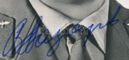 Vaszilij Grigorjevics Lazarev (1928-1990) szovjet űrhajós aláírása őt ábrázoló képeslapon / Signatur...