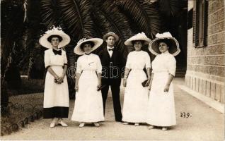 Abbazia, Opatija; elegáns hölgyek és egy úr kalapban, a jobb szélső nagyjeszeni Jeszenszky Gellértné Danilovics Aranka. Atelier Mayer felvétele / elegant ladies and a gentleman in hat. photo (tűnyomok / pinmarks)