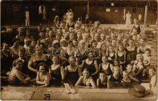 Hajdúszoboszló, strand, fürdőzők csoportképe, öltözők, úszómester. Petrányi Pál felvétele. photo
