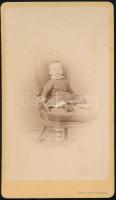 cca 1865 Széken ülő kisgyermek. Vizitkártya Heller József pesti műterméből, 10,5x6 cm