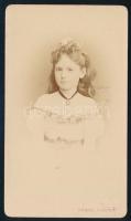cca 1865 Fiatal lány portréja. Vizitkártya Knebel Ferencz szombathelyi fényirdájából, 10,5x6 cm