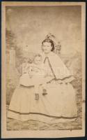 cca 1865 Hölgy gyermekével. Vizitkártya Louis Henri pressburgi műterméből, hátoldalon feljegyzéssel, 10x6 cm