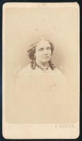 cca 1865 Fonott hajú hölgy portréja. Vizitkártya E. Kozics pressburgi műterméből, 10,5x6 cm