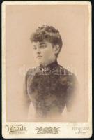 cca 1890-1900 Elegáns fiatal hölgy portréja, kabinetfotó Várady fényképész és festész debreceni műterméből, kissé foltos, 16,5x11 cm