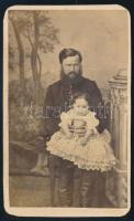 cca 1865 Apa gyermekével. Vizitkártya Klein Mark ungvári műterméből, sh, 10x6 cm