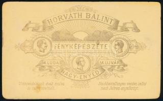 cca 1890 Babaportré, vizitkártya Horváth Bálint nagyenyedi (Aiud) műterméből, dekoratív verzóval, 11...