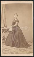 cca 1865 Elegáns hölgy legyezővel. Vizitkártya Rupprecht Mihál soproni műterméből, 10,5x6 cm