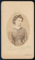 cca 1865 Fiatal lány portréja. Vizitkártya Pleger Károly pesti műterméből, díszes versoval, feljegyzéssel, 10,5x6 cm