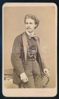 cca 1865 Fiatal férfi portréja. Vizitkártya E. Kozics pressburgi műterméből, 10x6 cm