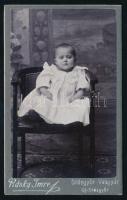 cca 1910 Kisgyermek portréja, vizitkártya Rásky Imre diósgyőri (Diósgyőr-Vasgyár, Újdiósgyőr) műterméből, szecessziós verzóval, 10,5x6,5 cm (Ritka műterem!)