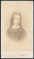 cca 1865 Hölgy portréja. Vizitkártya Schrecker J. pesti műterméből, díszes címeres versoval 10,5x6 cm