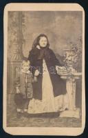 cca 1865 Anya kisfiával. Vizitkártya Kolb Péter pesti műterméből, 10x6 cm