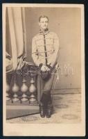 cca 1865 Fiatal férfi egyenruhában. Vizitkártya Mayer György pesti műterméből, 10,5x6,5 cm