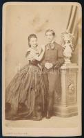 cca 1865 Fiatal pár. Vizitkártya Canzi és Heller pesti műterméből, folttal, 10x6 cm
