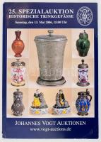 2006 Johannes Vogt Auktionen. 25. Spezialauktion Historische Trinkefässe. Gazdag képanyaggal illusztrált német nyelvű aukciós katalógus. Benne kerámia, fajansz, üveg és ón tárgyak. Kiadói papírkötés.