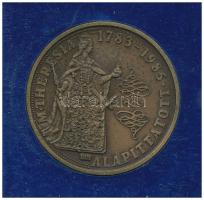 Bognár György (1944-) 1985. "M. Theresia alapíttatott 1773-1985 / Bizományi Áruház Vállalat - BÁV 40 év 1945-1985" kétoldalas bronz emlékérem eredeti "BÁV" műbőr tokban (42,5mm) T:AU, patina, a műanyag rész elrepedt