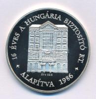 2001. "Hungária Biztosító Rt. - Az Allianz Csoport tagja / 15 éves a Hungária Biztosító Zrt. - Alapítva 1986" jelzett Ag emlékérem, kapszulában (31,23g/0.925/42,5mm) T:PP
