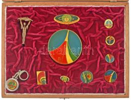 1980. A szovjet-magyar közös űrrepülésre kiadott jelvénysorozat (8x) közte "A Magyar Népköztársaság Űrhajósa" aranyozott, műgyantás jelvény + plakett és a Szabadság szobrot ábrázoló kisplasztika valamint Interkozmosz kulcstartó együtt, közös díszdobozban T:AU