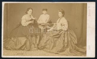 cca 1865 Két hölgy fiúval. Vizitkártya Divald Károly eperjesi műterméből, hátoldalon lekapart felirattal, 10,5x6 cm