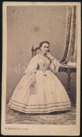 cca 1865 Elmélkedő hölgy könyvvel. Vizitkártya Schrecker &amp; Ekl pesti műterméből, folttal, 10x6 cm