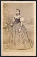 cca 1865 Fiatal hölgy portréja. Vizitkártya Laura Troché temesvári műterméből, az ábrázolt megnevezésével, 10,5x6,5 cm