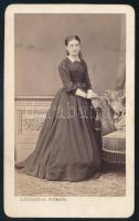 cca 1865 Elegáns nő portréja. Vizitkártya Auerbach és Kósmata műterméből, 10x6 cm