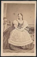 cca 1865 Fiatal lány portréja. Vizitkártya Simonyi pesti műterméből, vágott, 10,5x6,5 cm