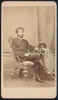 cca 1865 Székben ülő úr. Vizitkártya Licskó pesti műterméből, díszes címeres versoval, 10,5x6 cm