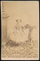 cca 1865 Kislány portréja. Vizitkártya Skopáll Josef műterméből, 10,5x6 cm