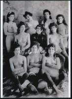 cca 1910 "Csoportkép egy örömtanya dolgozóiról és a madamról", szolidan erotikus felvétel, 1 db modern nagyítás, jelzés nélkül, 21x15 cm