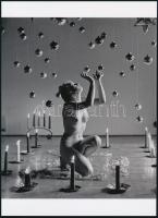 cca 1950 André de Dienes (korábban Ikafalvi-Dienes Andor György) (1913-1985) magyar ? amerikai fotóriporter és fotóművész felvétele (Karácsonyi hangulat), 1 db modern nagyítás, jelzés nélkül, 21x15 cm