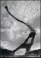 Doisneau, Robert (1912-1994) francia fotóriporter és fotóművész felvétele (Párizsi elhajlás), 1 db modern nagyítás, jelzés nélkül, 21x15 cm