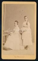 cca 1870-1880 Fiatal lányok portréja, vizitkártya August Meinhardt (Meinhardt Ágoston) nagyszebeni (Hermannstadt, Sibiu) műterméből, 10,5x6,5 cm