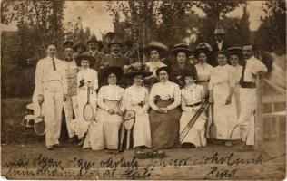 Kisújszállás, teniszezők csoportja a teniszpálya szélén. photo (EK)