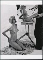 cca 1950 "A tükörkép festője", szolidan erotikus felvétel, 1 db modern nagyítás, jelzés nélkül, 21x15 cm