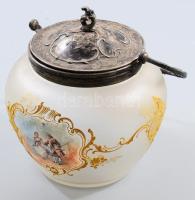 cca 1890, Victor Saglier (1809-1894) kekszkínáló. Savmaratott hutaüvegen aranyszínű kartusokban kézzel festett kétalakos zsánerjelenetek, neorokokó stílusú ezüstözött szerelékkel, jelzett az üvegen, jelzett a fogón, d: 15 cm, m: 17 cm